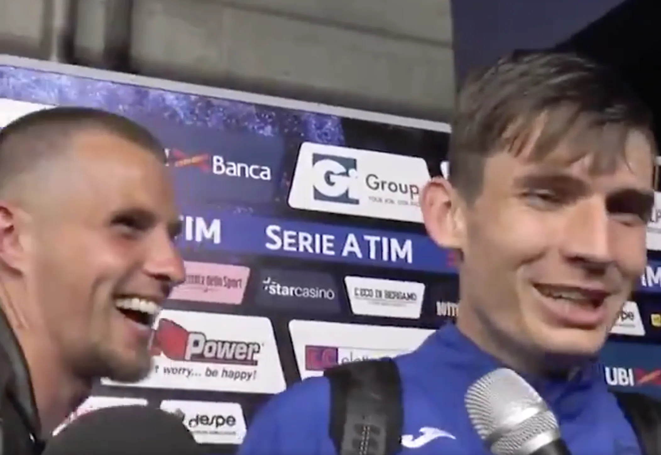 Drinkende Hateboer verstoort interview De Roon: 'Slokje?'