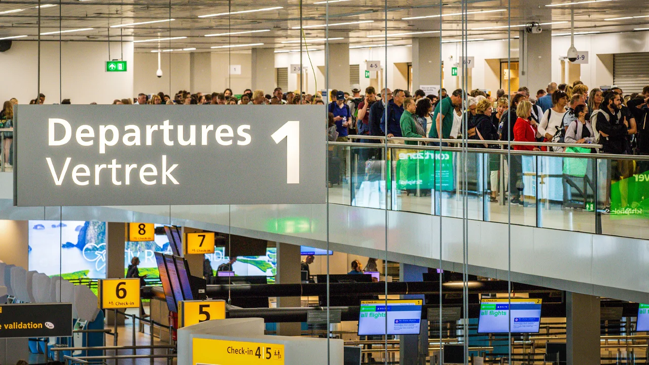 Ministerie: 'Schiphol levert op dit moment niet de kwaliteit die we verwachten'