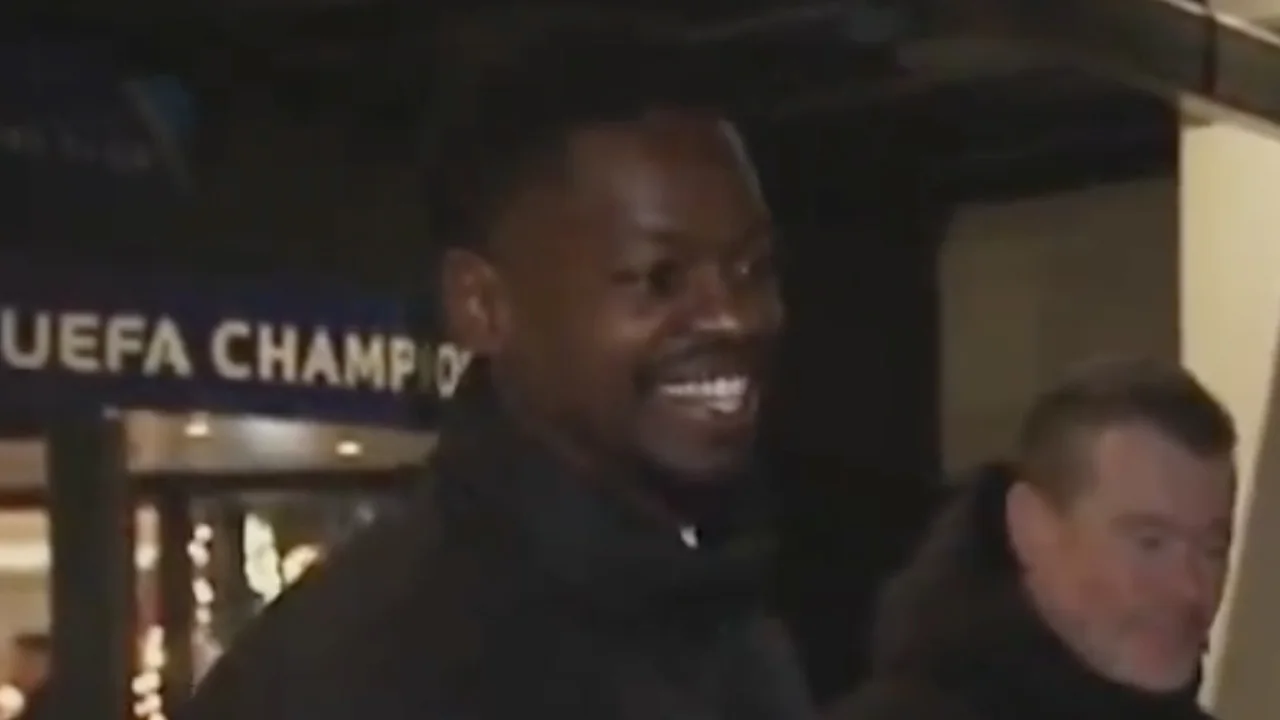 Isimat-Mirin arriveert voor PSV-Atlético: 'It was better to come with de fiets vandaag'