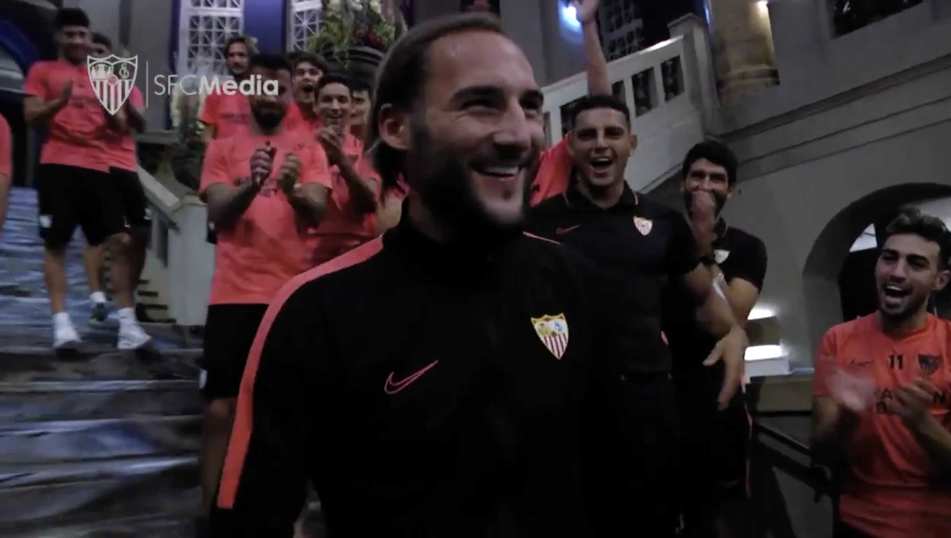 Van corona herstelde Gudelj krijgt heldenonthaal in spelershotel Sevilla