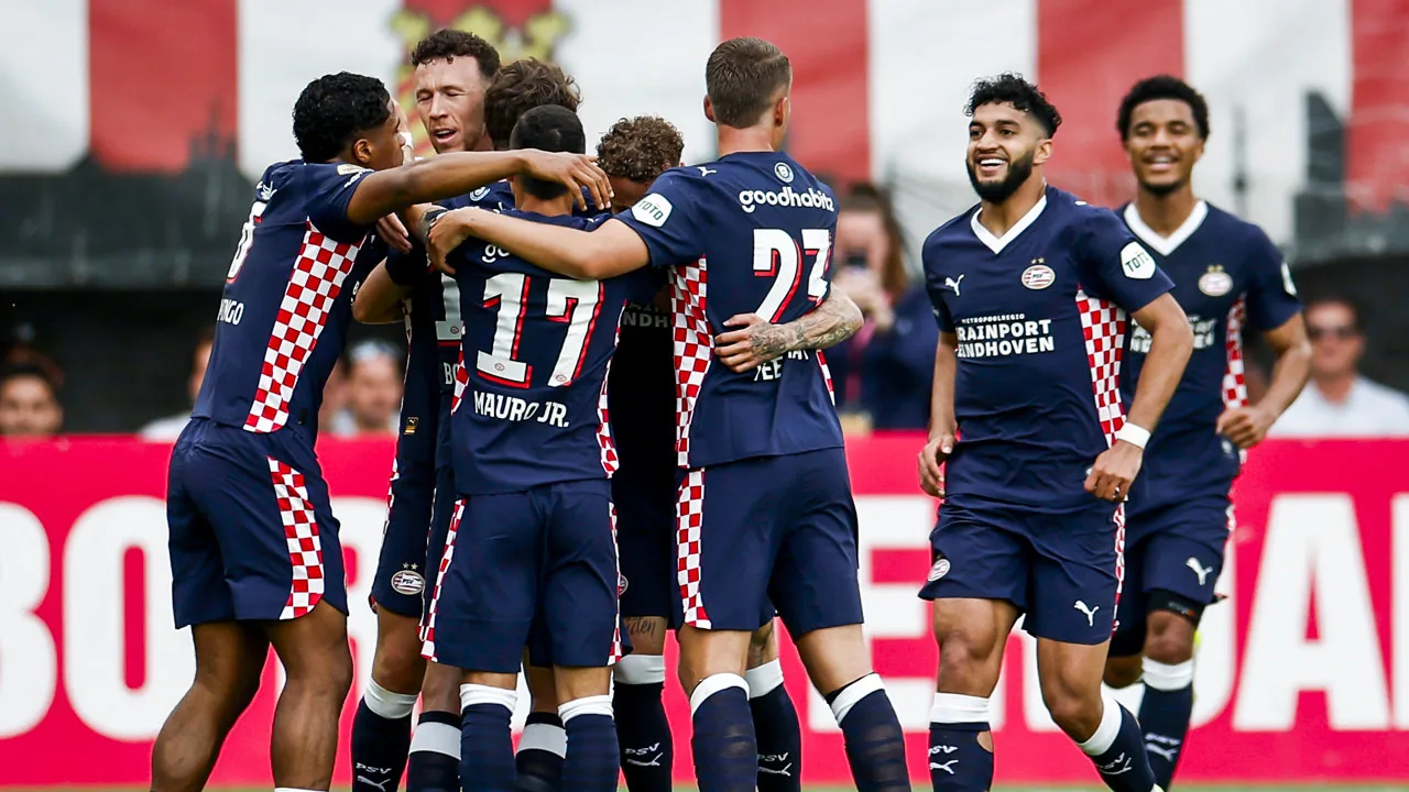 PSV bij rust op kampioenskoers met voorsprong op Sparta; ook Ajax staat voor