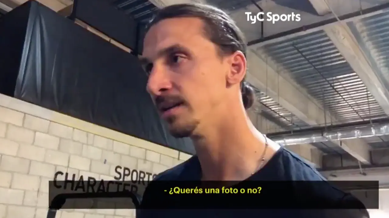 HAHA! Ibrahimovic bijt journalist toe "Wil je een foto of niet?"