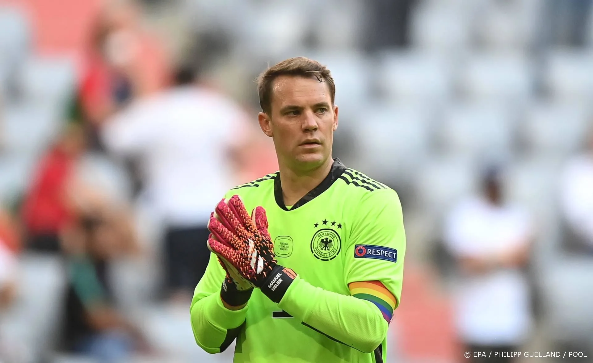 UEFA onderzoekt aanvoerdersband Neuer in regenboogkleuren