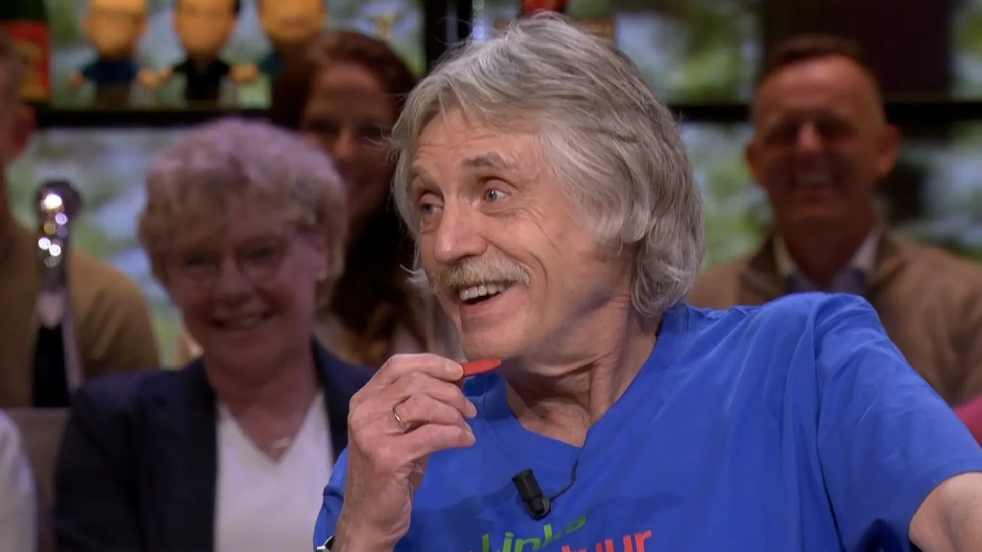 Johan Derksen (in t-shirt) blaast op wolvenfluitje: 'Zijn er ook fluitjes waarvan je vrouw weggaat?'