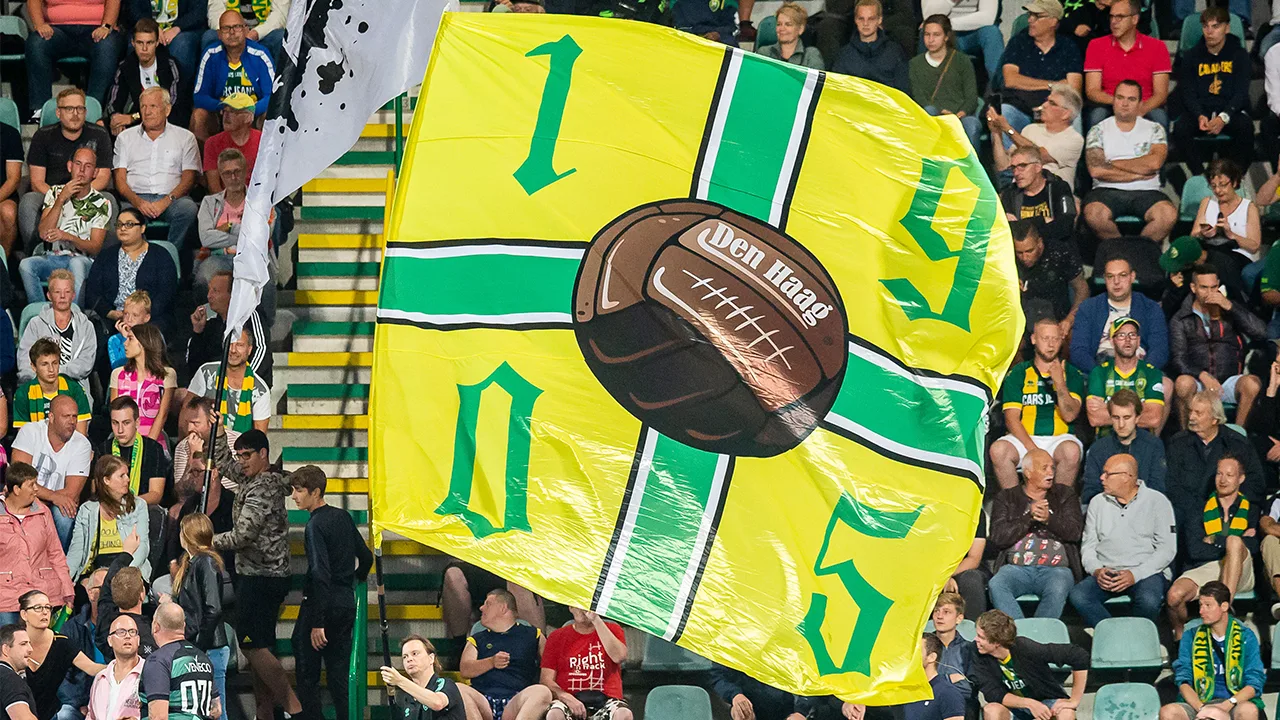 Fans ADO laten tribune 12 minuten leeg