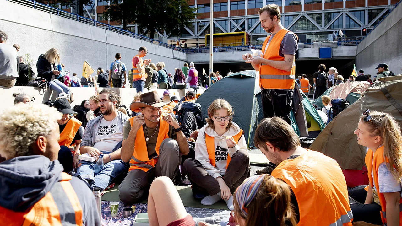 Actievoerders van Extinction Rebellion plaatsen tenten op geblokkeerde A12