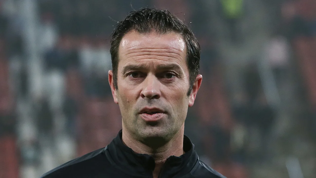 Scheidsrechter Bas Nijhuis verkoopt zijn bakkerszaak