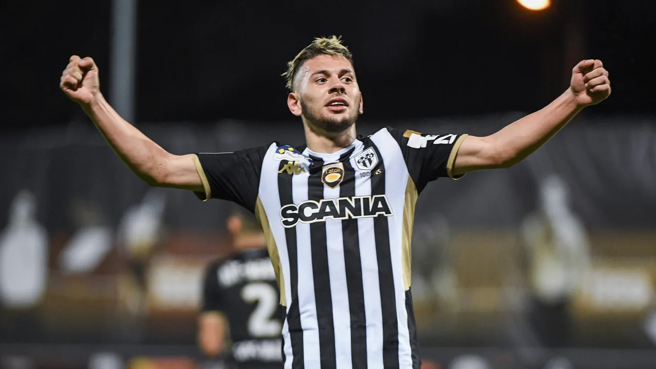 Algerijnse profvoetballer aangehouden voor masturberen voor raam van buurvrouw