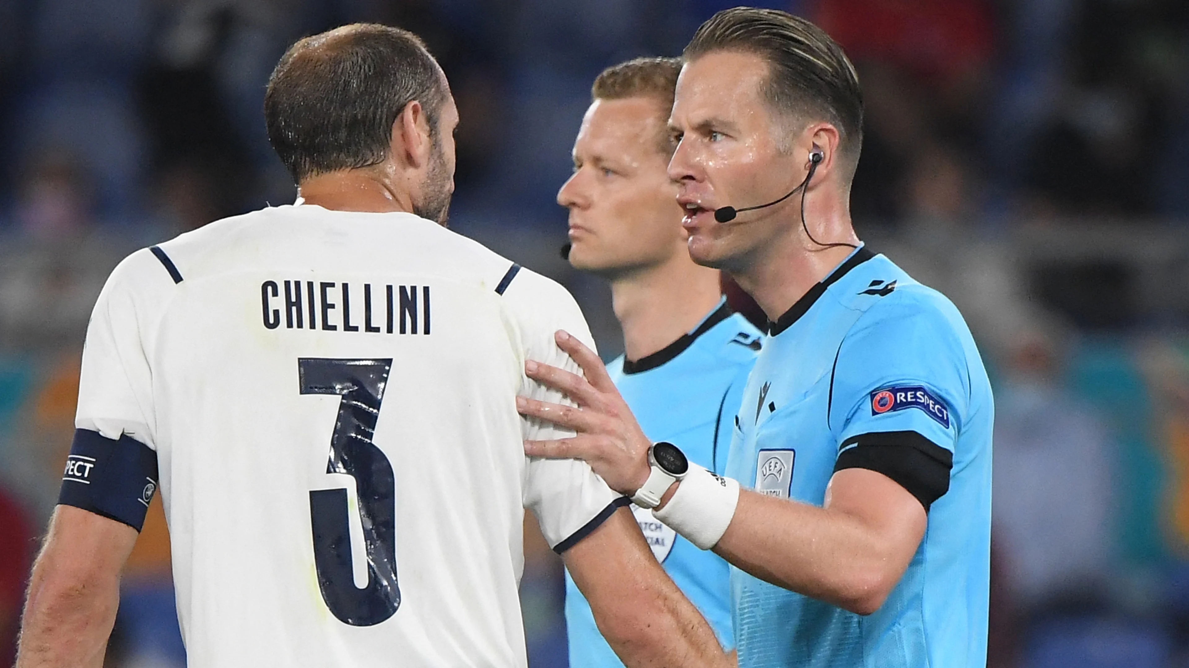 Makkelie maakt zich op voor tweede affiche, Kuipers nog in wachtkamer