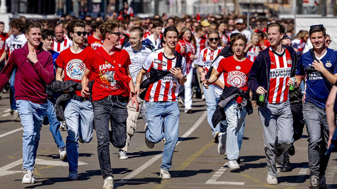 Stadhuisplein in Eindhoven al vol voor huldiging PSV
