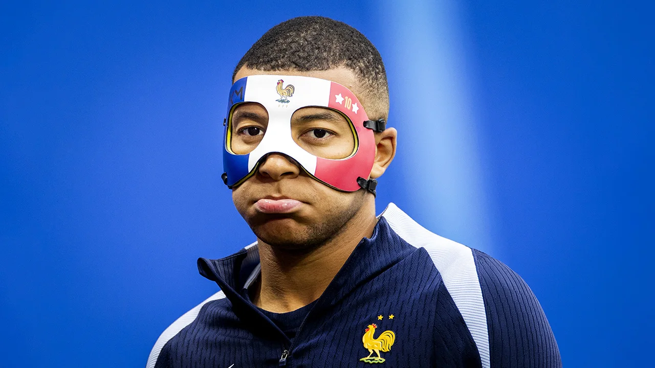 Kylian Mbappé met gebroken neus op reservebank tegen Nederland 