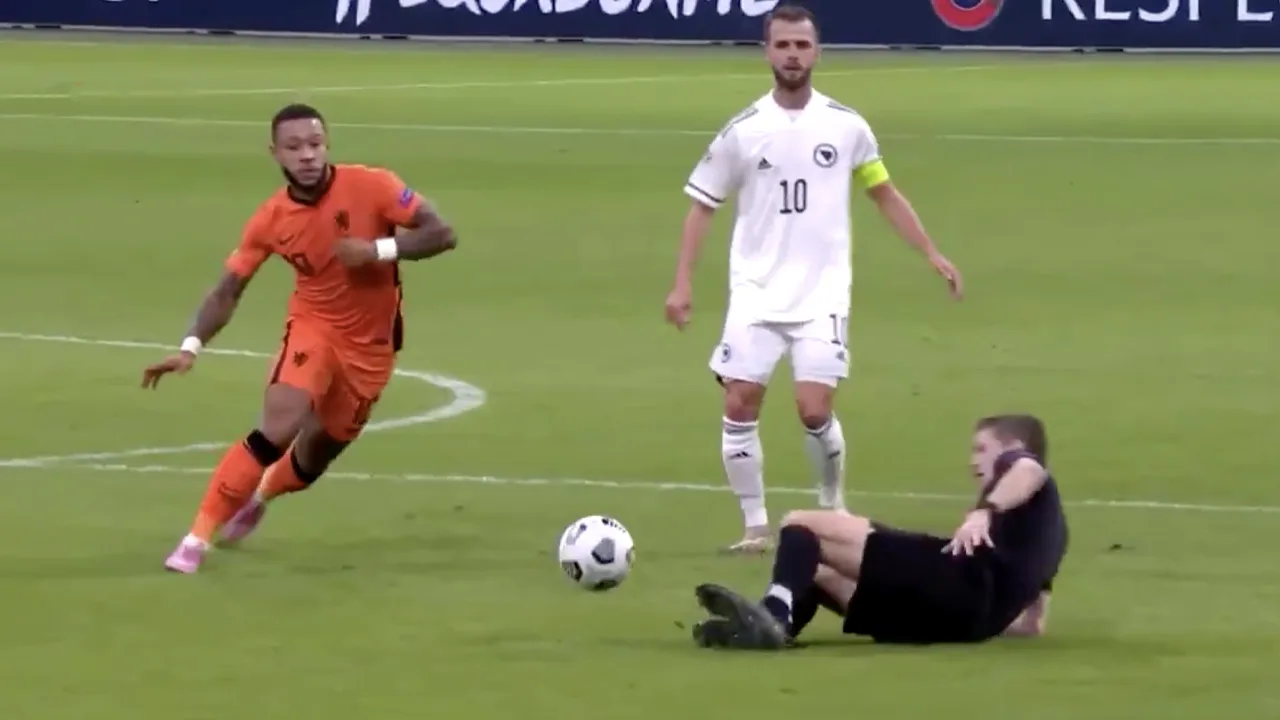 Gijp-momentje: Scheidsrechter gaat onderuit door pass Memphis