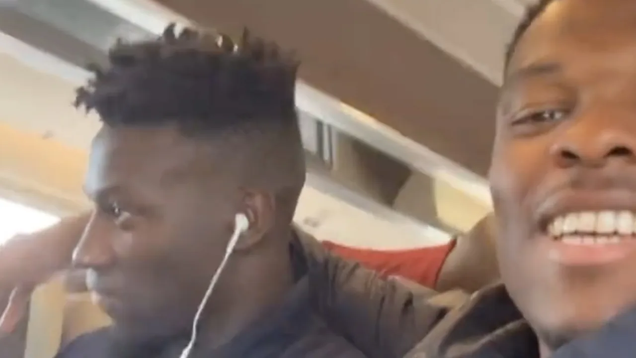 Video: Dumfries dolt met teamgenoot Onana na zege van PSV op Ajax