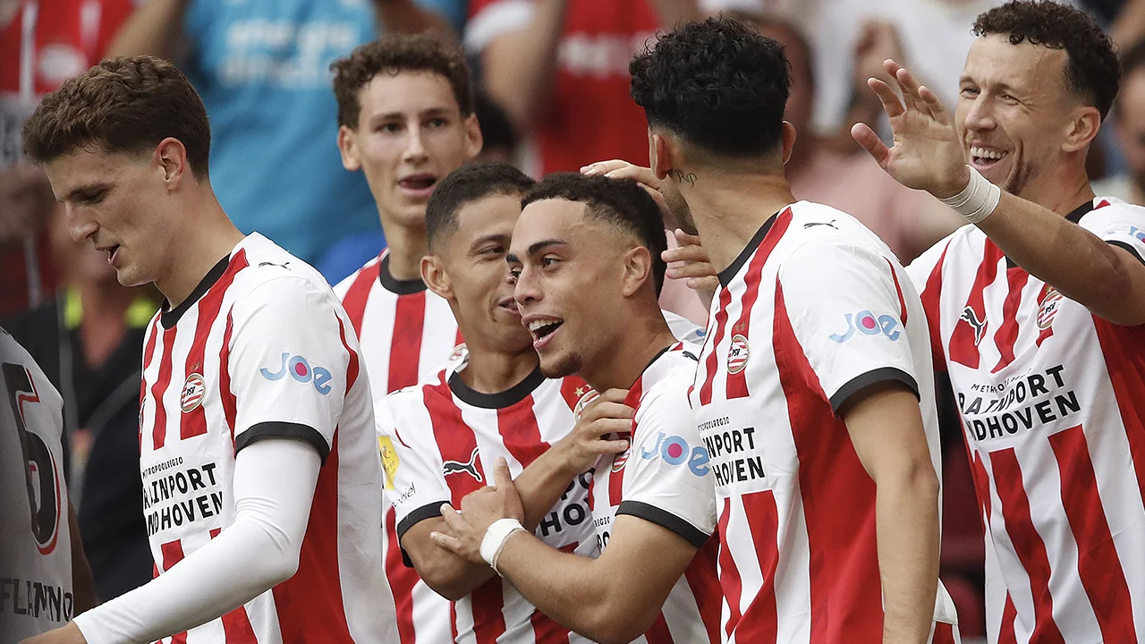 PSV klopt Go Ahead Eagles in slotfase en verovert Johan Cruijff Schaal 