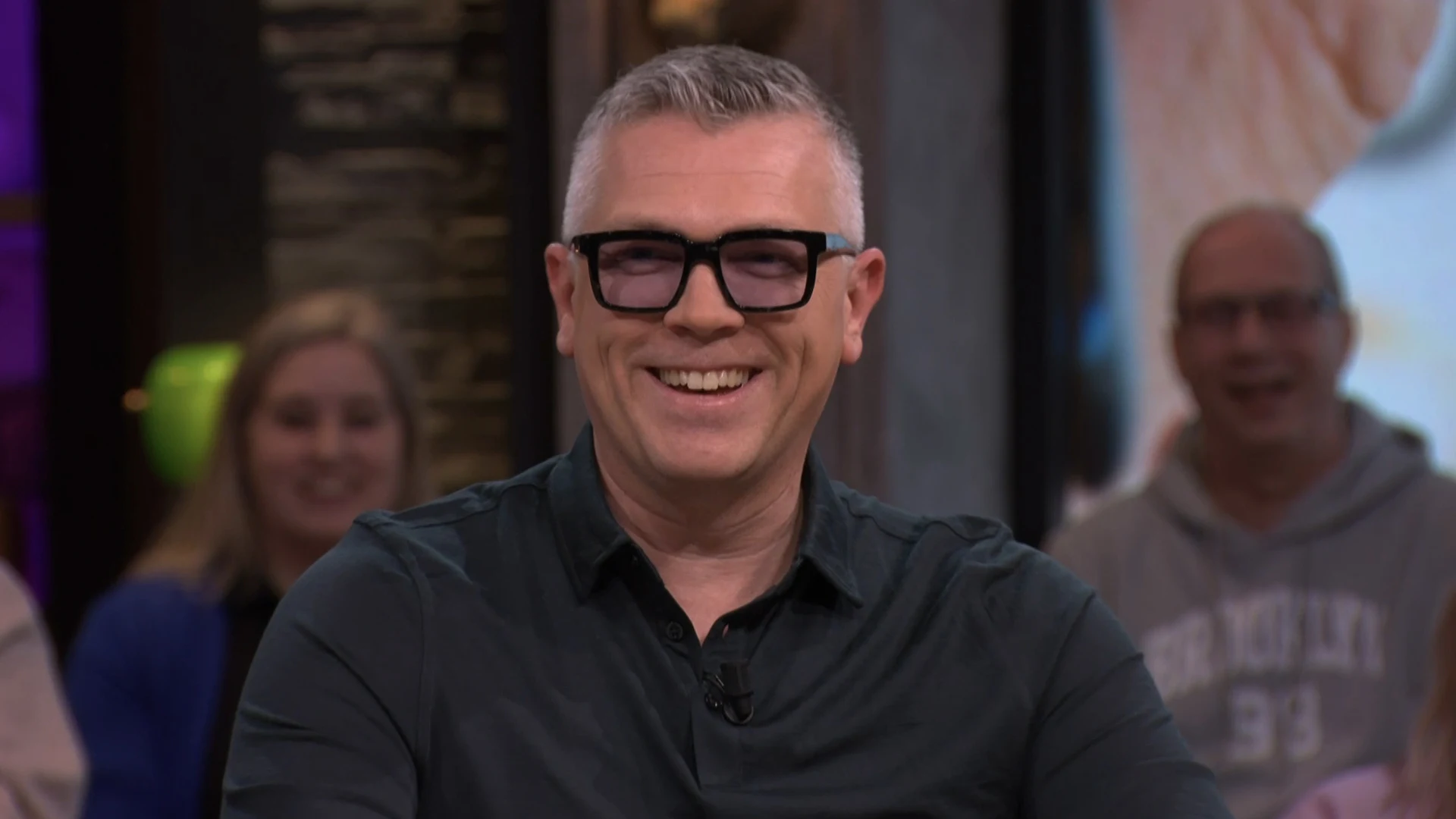 Wouter de Winther probeert bril van René uit: 'Dat past bij jouw imago, man!'