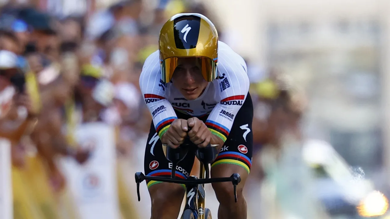 Remco Evenepoel wint tijdrit Tour, Mathieu van der Poel verliest gele trui