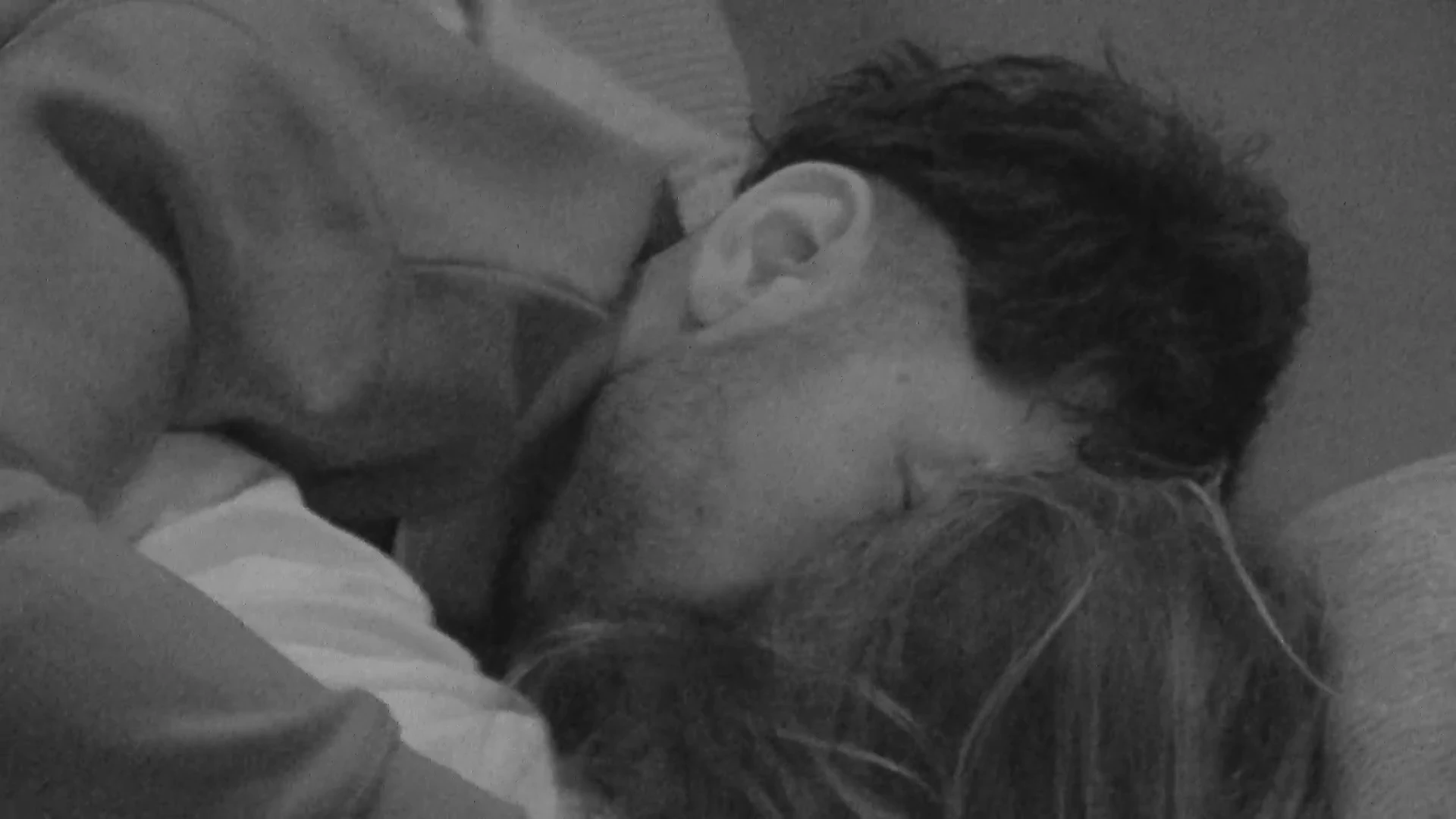 Chess en Thomas liggen heel knus op de bank