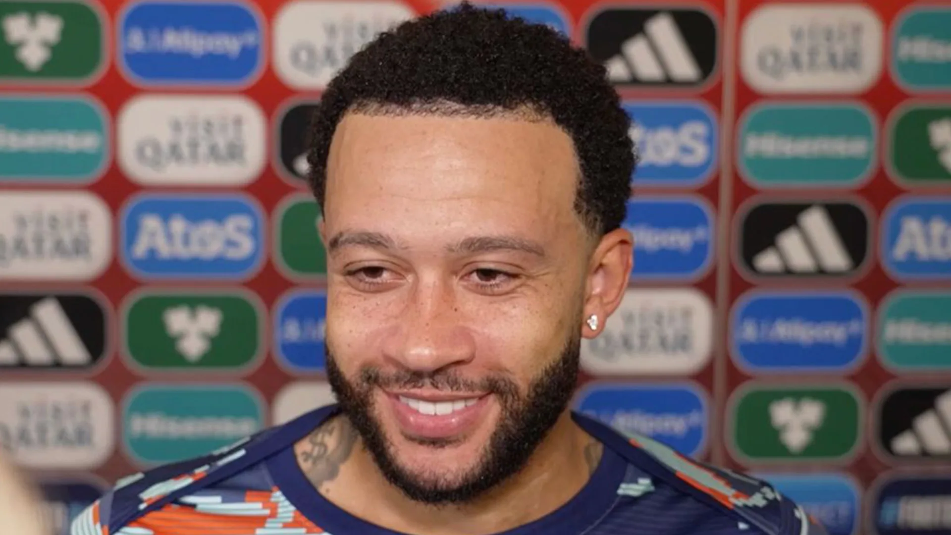 Memphis Depay grapt over zoektocht naar verloren paspoort: ‘Niet in Gucci- of Louis Vuitton-tas’