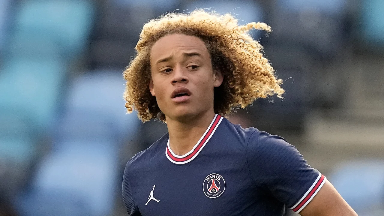 Eerste officiële basisplaats voor Xavi Simons bij Paris Saint-Germain