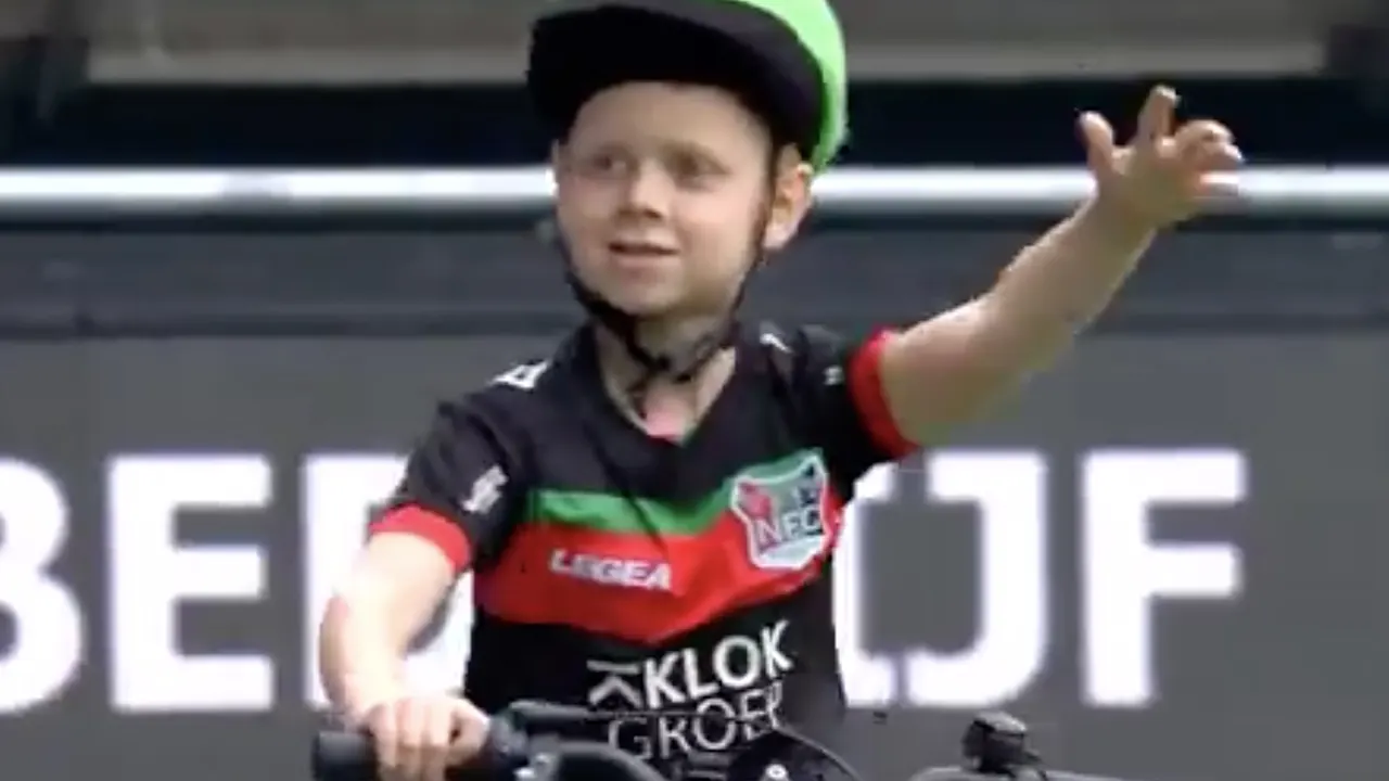 8-jarige NEC-fan haalt 7000 euro op en krijgt ereronde in Stadion De Goffert