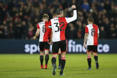 Van Persie leidt Feyenoord naar halve finales