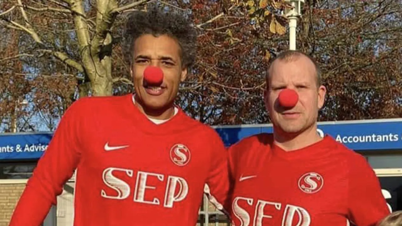 Pierre van Hooijdonk met rode clownsneus gespot bij amateurclub