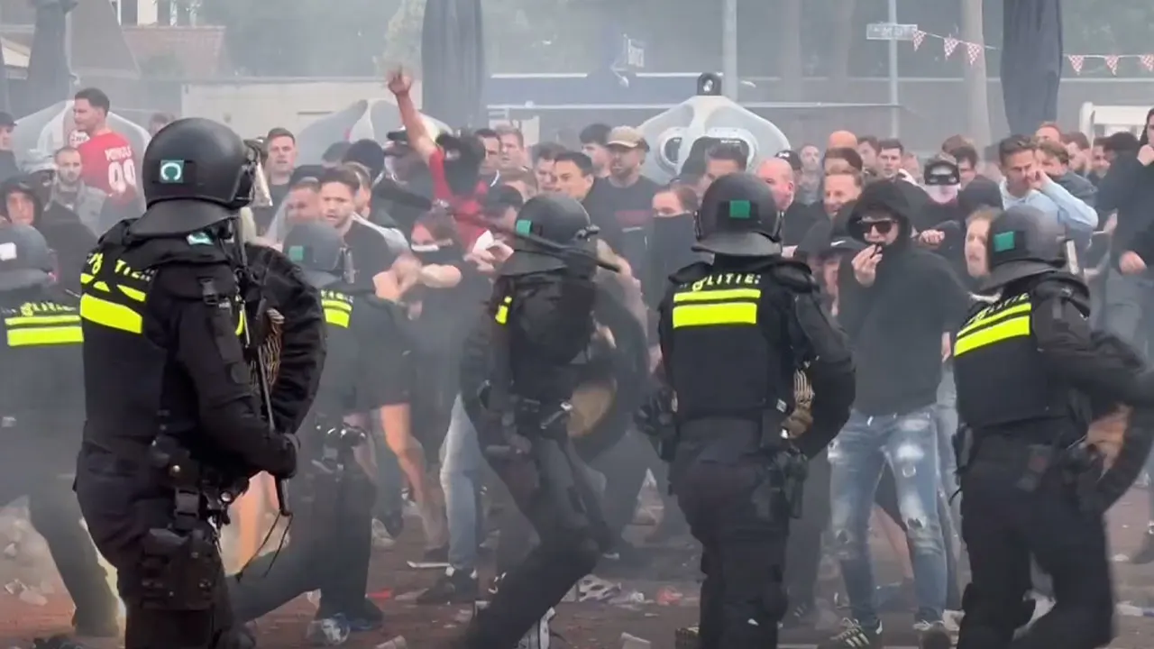 Sfeer bij PSV-stadion slaat om in rellen, ME moet ingrijpen
