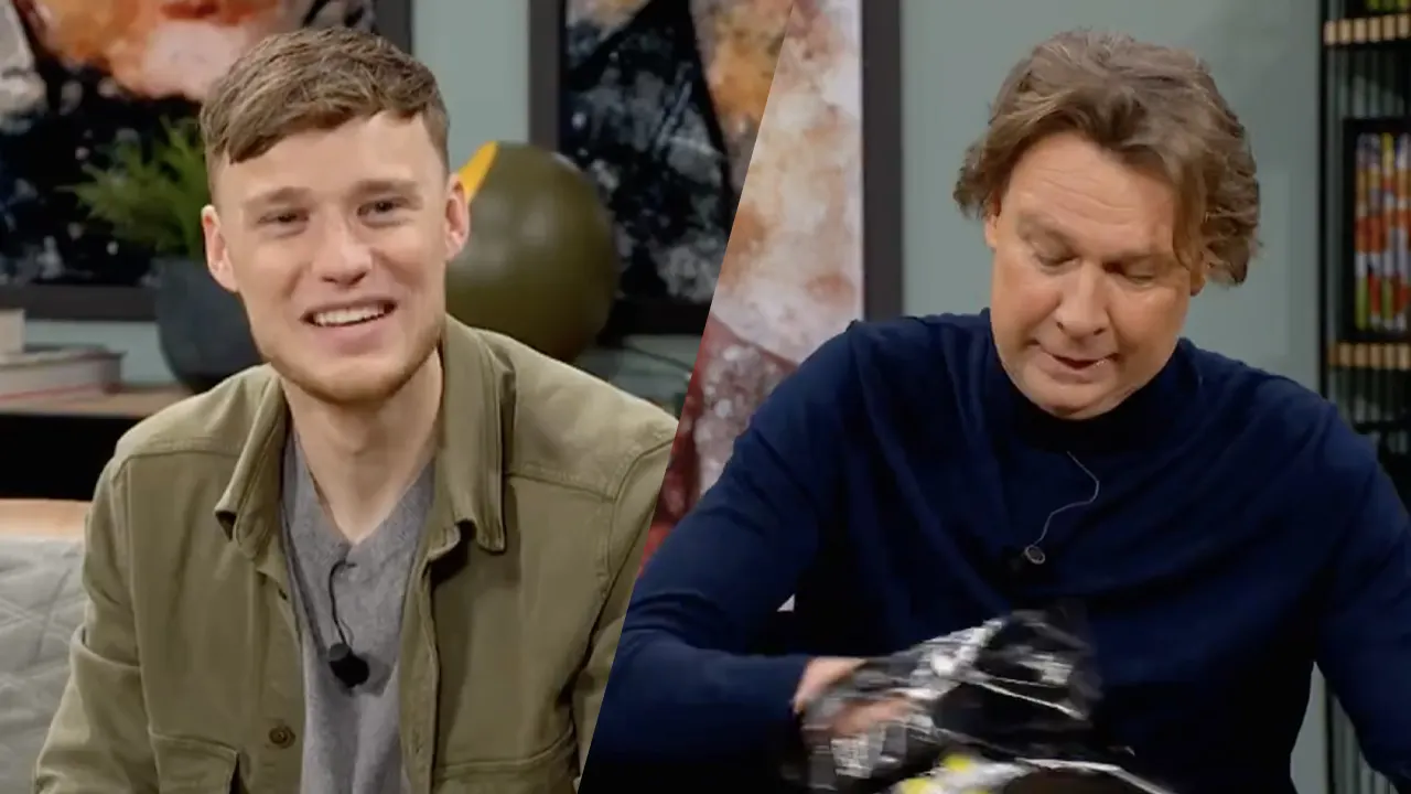 Hans Kraay jr. krijgt cadeaus van oogappel Sam Beukema