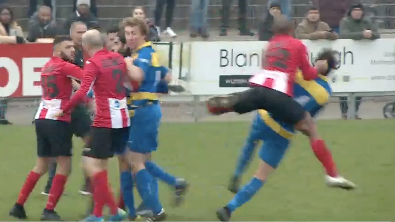Bizarre tackle tijdens vechtpartij in amateurwedstrijd in eerste klasse