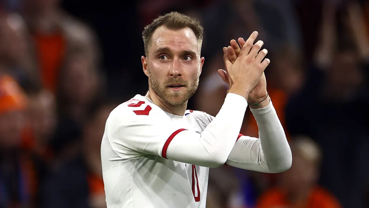 Eriksen aanvoerder van Denemarken bij terugkeer in stadion van hartstilstand