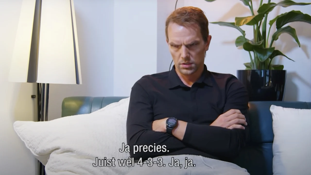 Heerlijke parodie: Frank de Boer kijkt naar overtuigende zege van Nederland op Turkije (6-1)
