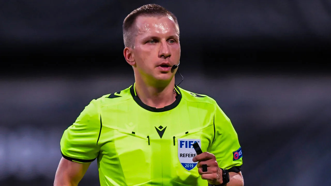 'VAR-duo gearresteerd; dronken aangetroffen met verkeersbord in handen'