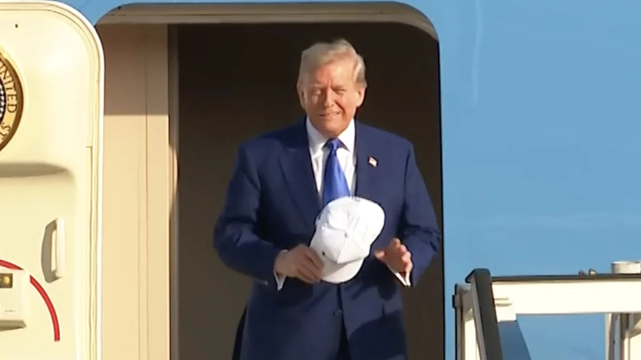 Amerikaanse president Donald Trump aangekomen op Schiphol voor NAVO-top