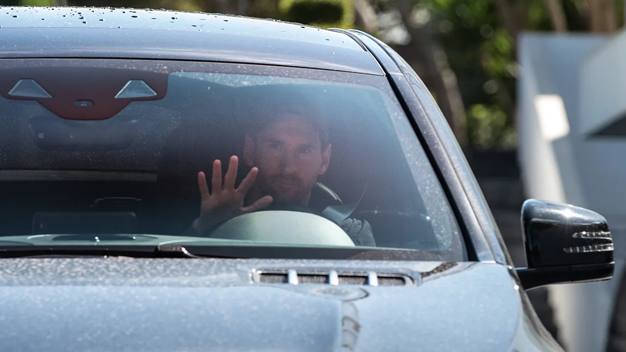 Messi meldt zich bij Barcelona voor eerste training onder Koeman