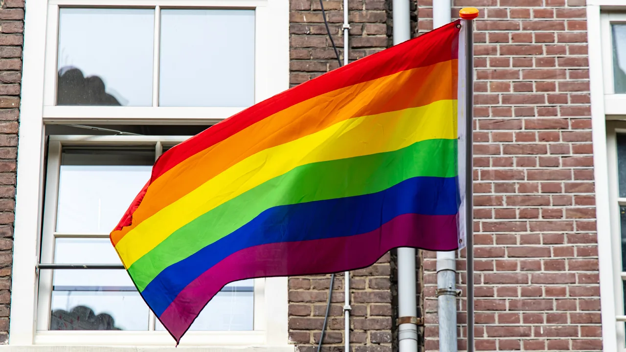 AVROTROS in bezwaar tegen verbod op pride-vlaggen bij Eurovisie Songfestival