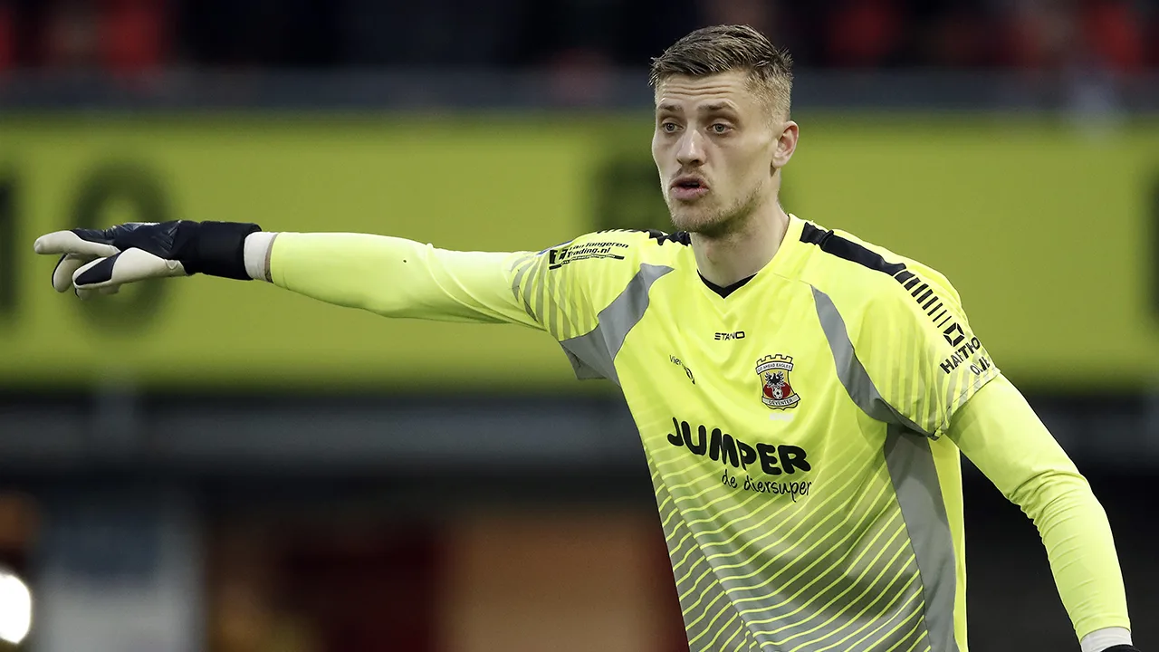 Go Ahead-keeper Noppert in oranje na belletje van KNVB