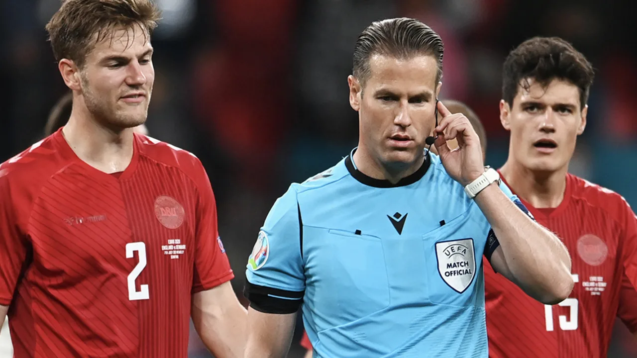 Deense bondscoach boos op Makkelie: 'Dat dit duel zo beslist wordt...'