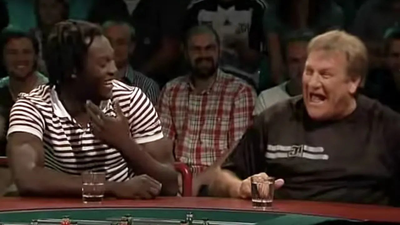 CLASSIC: Jan Boskamp deelt Lukaku koeken uit 