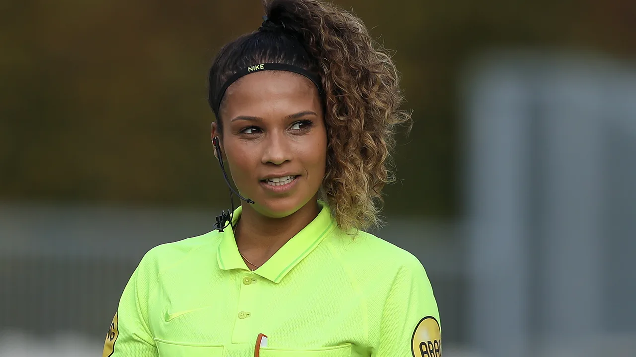 Vrouwelijke official in KKD maakt relatie met FC Emmen-speler bekend