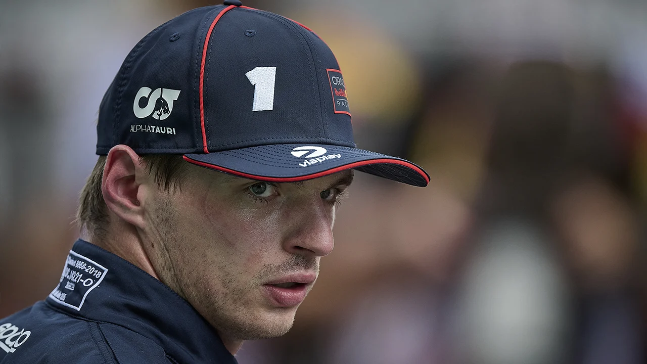 Woedende Max Verstappen tiende na straf en bijna-crash in GP Spanje