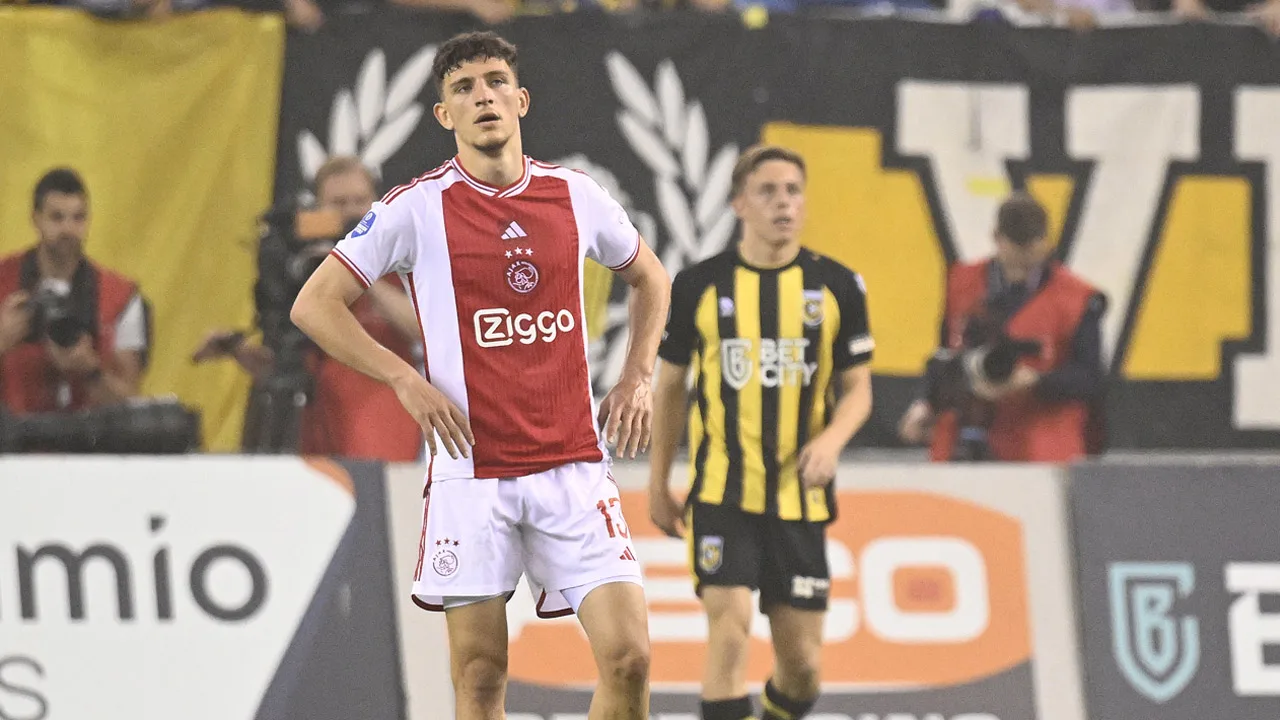 Ajax sluit dramatisch seizoen af met gelijkspel tegen degradant Vitesse