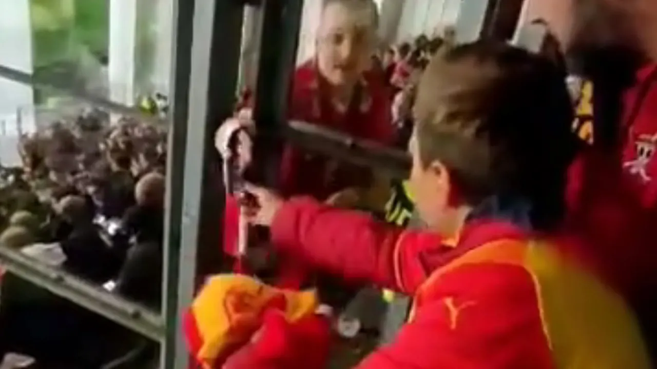 Hartverwarmend gebaar: PSV-supporter deelt sjaal met jonge RC Lens-fan