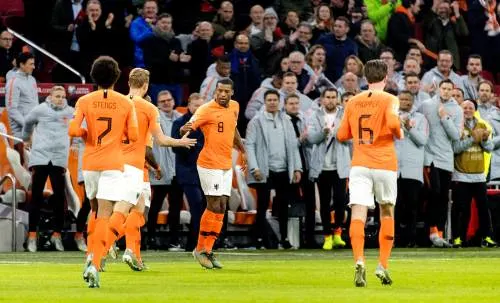 Wijnaldum staat na treffer stil bij racisme