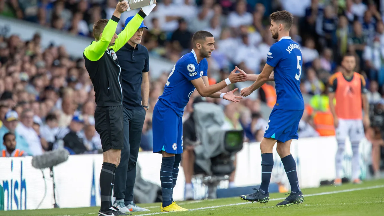 Ajax-target Ziyech valt opnieuw in tijdens ruime nederlaag Chelsea