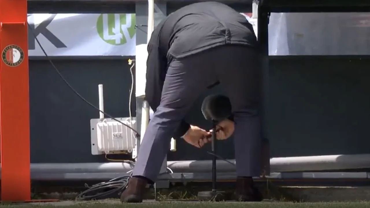 VIDEO - Dick Advocaat trekt kabel uit microfoon bij dug-out
