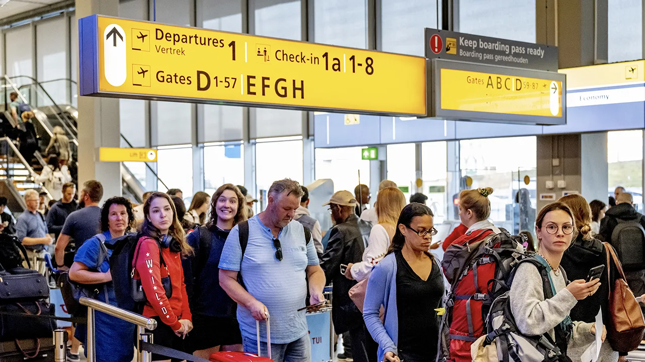Schiphol wil dat vliegmaatschappijen vluchten annuleren om drukte