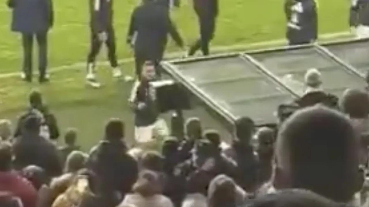 Video: Celta de Vigo-speler Iago Aspas smijt uit frustratie VAR-scherm omver