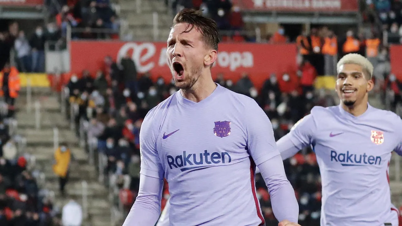 Luuk de Jong kopt uitgedund Barcelona naar nipte zege op Mallorca