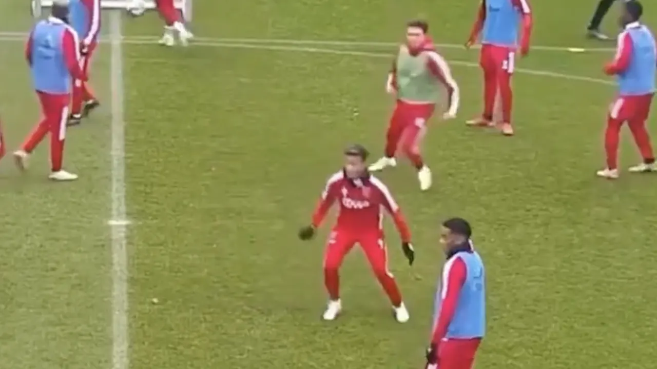 ZIEN: Neres zet ploeggenoot voor schut op training Ajax