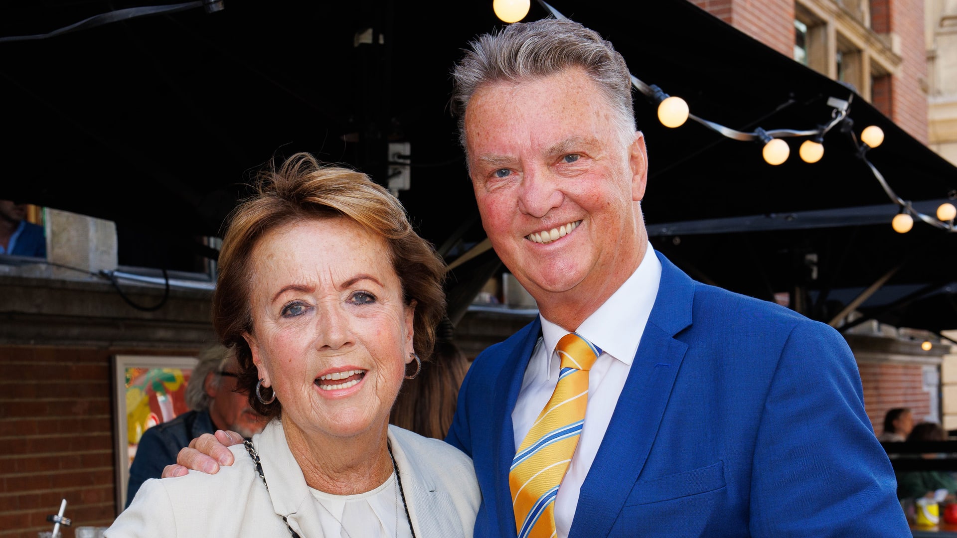 Dubbel feest voor Louis van Gaal: ‘Mijn 74ste verjaardag én 17 jaar getrouwd’